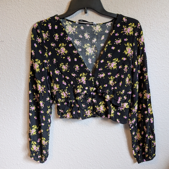 Zara Black with Pink Roses Crop Button Up Front Blouse Long Sleeves Ruffle Sz.XS - Picture 4 of 9
